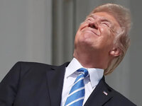 Trump_looked_at_the_solar-04a4dca6a790a4de1c589b34c329781e.webp.jpg